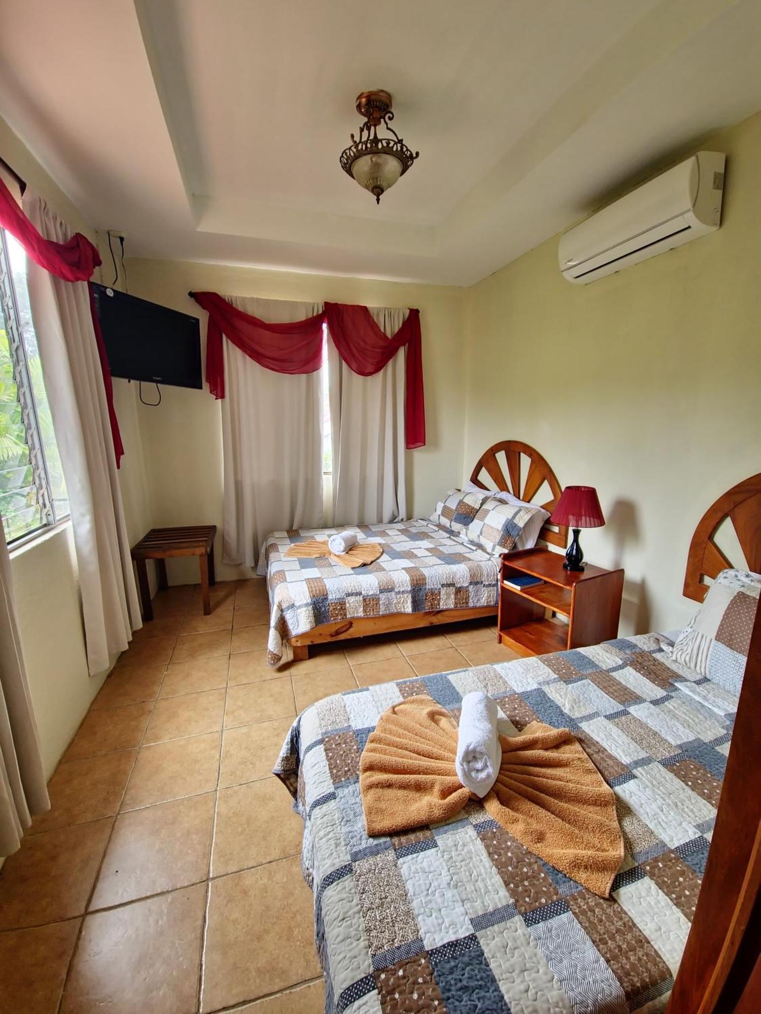 Diuwak Hotel Dominical Exterior photo